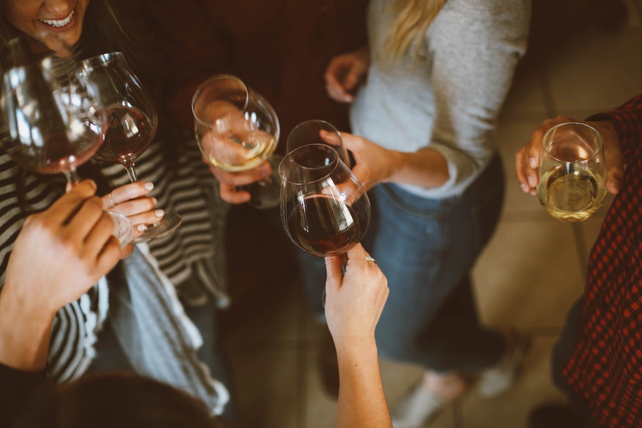 Grupa przyjaciół pijąca wino
