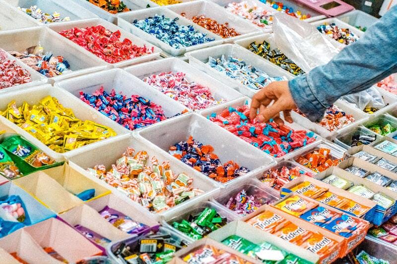 Wystawa słodyczy w sklepie - żelki, draże, cukierki, gumy do żucia